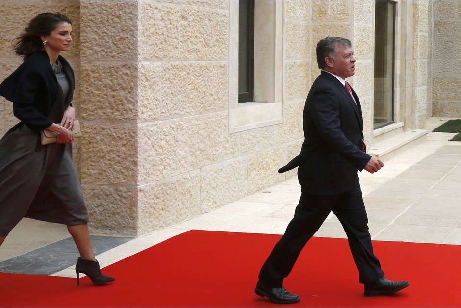 Οταν ο άνεμος σηκώνει τη φούστα της βασίλισσας Ράνια και ο πλανήτης μένει άφωνος [εικόνες] | iefimerida.gr 0