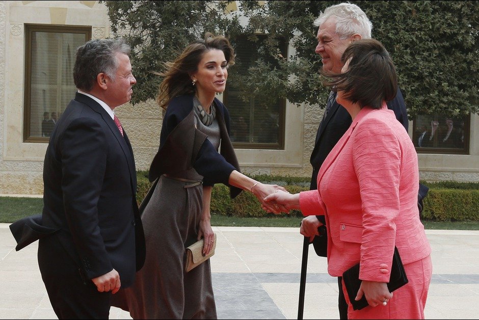 Οταν ο άνεμος σηκώνει τη φούστα της βασίλισσας Ράνια και ο πλανήτης μένει άφωνος [εικόνες] | iefimerida.gr 4