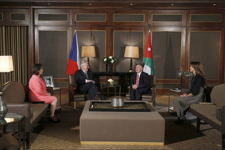 Οταν ο άνεμος σηκώνει τη φούστα της βασίλισσας Ράνια και ο πλανήτης μένει άφωνος [εικόνες] | iefimerida.gr 6