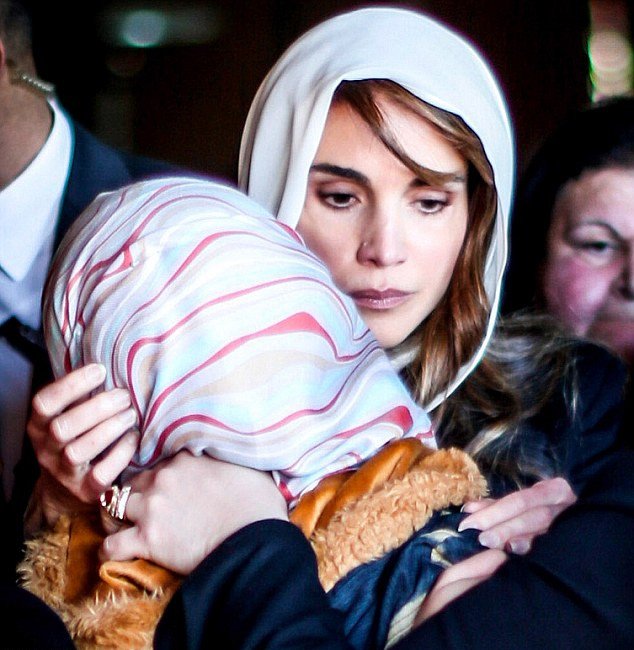 Η θλίψη της βασίλισσας: Η Ράνια της Ιορδανίας παρηγορεί τη σύζυγο του πιλότου που έκαψε το ISIS [εικόνες] | iefimerida.gr 0