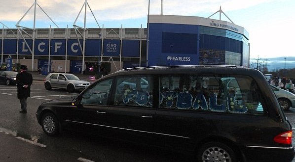 Αντιδράσεις στη Λέστερ: Με νεκροφόρα στο γήπεδο οι οπαδοί - Φόρεσαν μάσκες Ρανιέρι [εικόνες] | iefimerida.gr 0