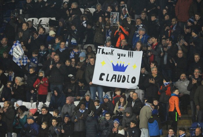 Αντιδράσεις στη Λέστερ: Με νεκροφόρα στο γήπεδο οι οπαδοί - Φόρεσαν μάσκες Ρανιέρι [εικόνες] | iefimerida.gr 3