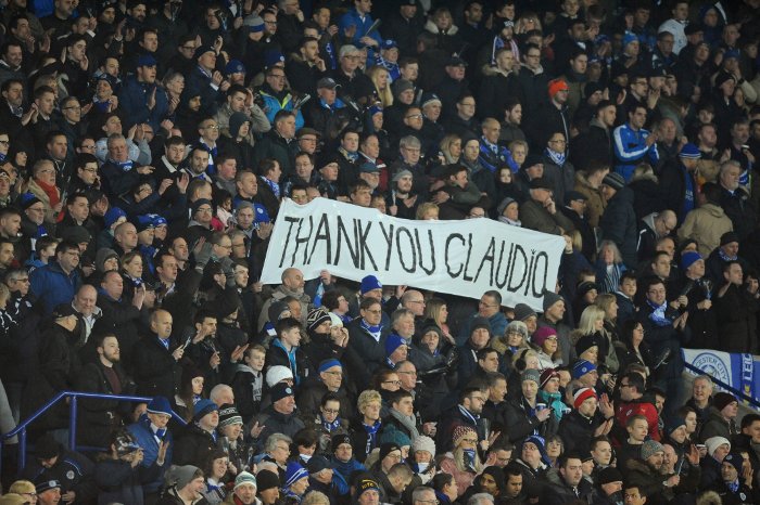 Αντιδράσεις στη Λέστερ: Με νεκροφόρα στο γήπεδο οι οπαδοί - Φόρεσαν μάσκες Ρανιέρι [εικόνες] | iefimerida.gr 2