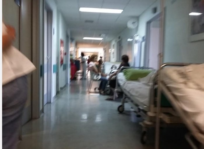 Εικόνες ντροπής στο «Αττικόν»: Ασθενείς στοιβαγμένοι σε ράντζα στους διαδρόμους του νοσοκομείου | iefimerida.gr 0