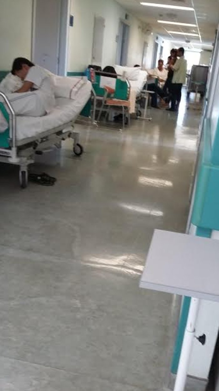 Εικόνες ντροπής στο «Αττικόν»: Ασθενείς στοιβαγμένοι σε ράντζα στους διαδρόμους του νοσοκομείου | iefimerida.gr 1