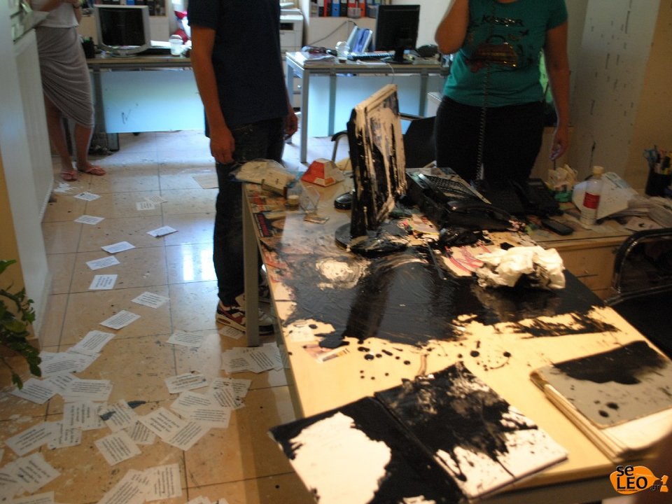 Διέλυσαν το πολιτικό γραφείο της Ελενας Ράπτη -Πέταξαν μπογιές σε υπολογιστές, τοίχους και καναπέδες [εικόνες] | iefimerida.gr 1