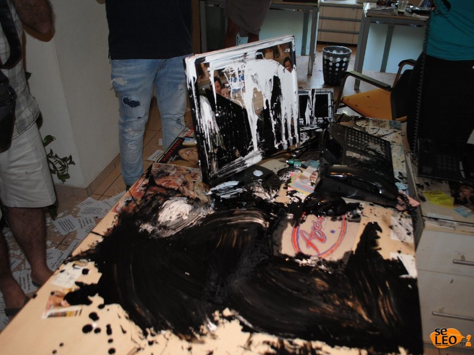 Διέλυσαν το πολιτικό γραφείο της Ελενας Ράπτη -Πέταξαν μπογιές σε υπολογιστές, τοίχους και καναπέδες [εικόνες] | iefimerida.gr 4