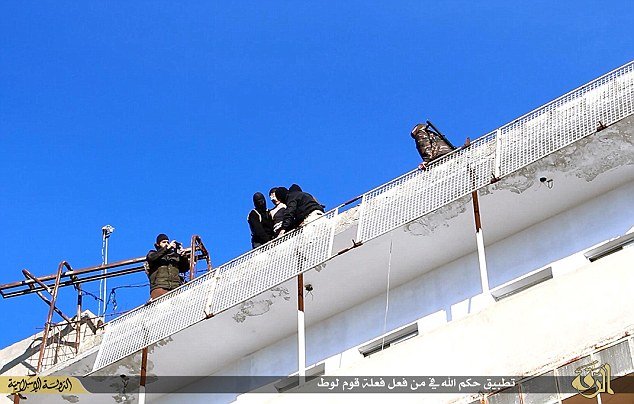 Νέα κτηνωδία από την ISIS: Τζιχαντιστές πετούν από ταράτσα κτιρίου ομοφυλόφιλο [εικόνες] | iefimerida.gr 3