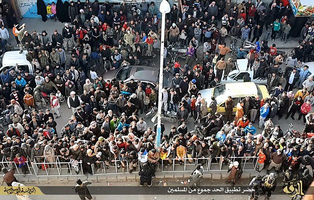 Νέα κτηνωδία από την ISIS: Τζιχαντιστές πετούν από ταράτσα κτιρίου ομοφυλόφιλο [εικόνες] | iefimerida.gr 4