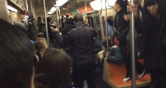 Αρουραίος έσπειρε τον πανικό στο μετρό της Ν. Υόρκης -Φωνές και επιβάτες όρθιοι πάνω στα καθίσματα [εικόνες & βίντεο] | iefimerida.gr 1