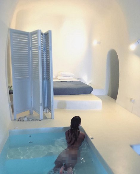 Η Έμιλι Ρατακόφσκι προκαλεί ξανά στη Σαντορίνη- Εντελώς γυμνή στην πισίνα [εικόνα] | iefimerida.gr 0