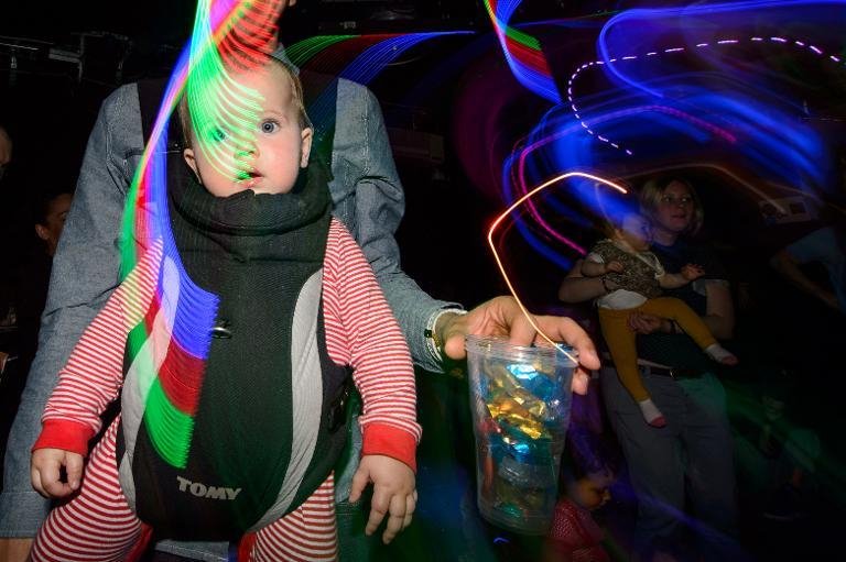 Οι ρέιβερ έγιναν γονείς και τώρα ξεσαλώνουν με τα παιδιά τους αγκαλιά -Η νέα τρέλα στο Λονδίνο [εικόνες] | iefimerida.gr 0