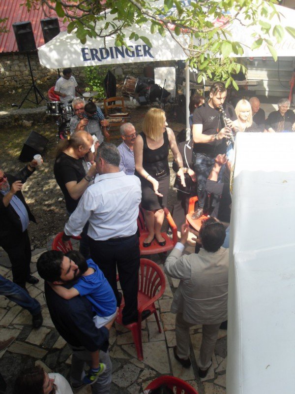 Η Ραχήλ Mακρή σε ποντιακό γλέντι γάμου χορεύει πάνω σε κόκκινη πλαστική καρέκλα [βίντεο] | iefimerida.gr 1