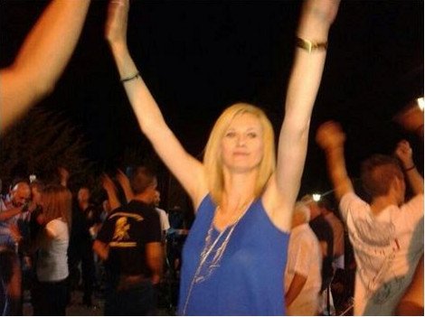 Η Ραχήλ Μακρή ντυμένη... πεταλούδα έγινε ένα με τους συγχωριανούς της στο πανηγύρι του χωριού της και το έριξε στο τσιφτετέλι [βίντεο] | iefimerida.gr 1