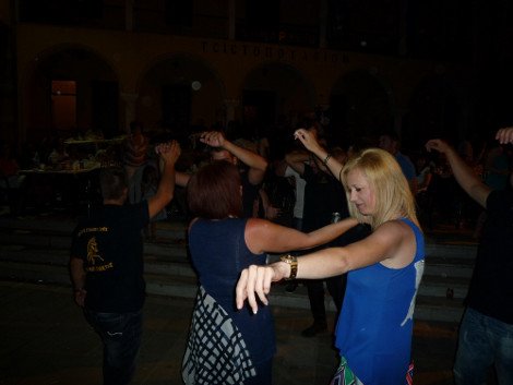 Η Ραχήλ Μακρή ντυμένη... πεταλούδα έγινε ένα με τους συγχωριανούς της στο πανηγύρι του χωριού της και το έριξε στο τσιφτετέλι [βίντεο] | iefimerida.gr 2