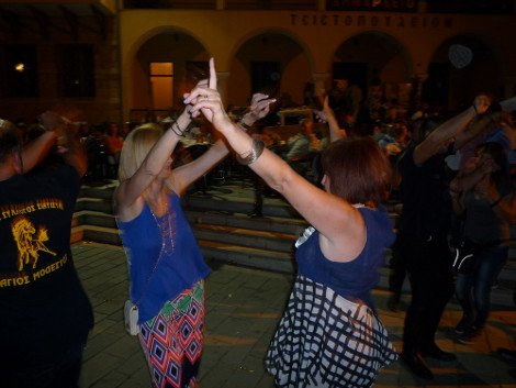 Η Ραχήλ Μακρή ντυμένη... πεταλούδα έγινε ένα με τους συγχωριανούς της στο πανηγύρι του χωριού της και το έριξε στο τσιφτετέλι [βίντεο] | iefimerida.gr 3