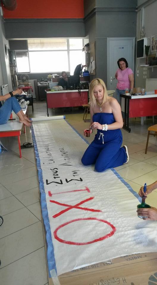 Η Ραχήλ Μακρή, με στράπλες, βάφει πανό υπέρ του «όχι» [εικόνες] | iefimerida.gr 0