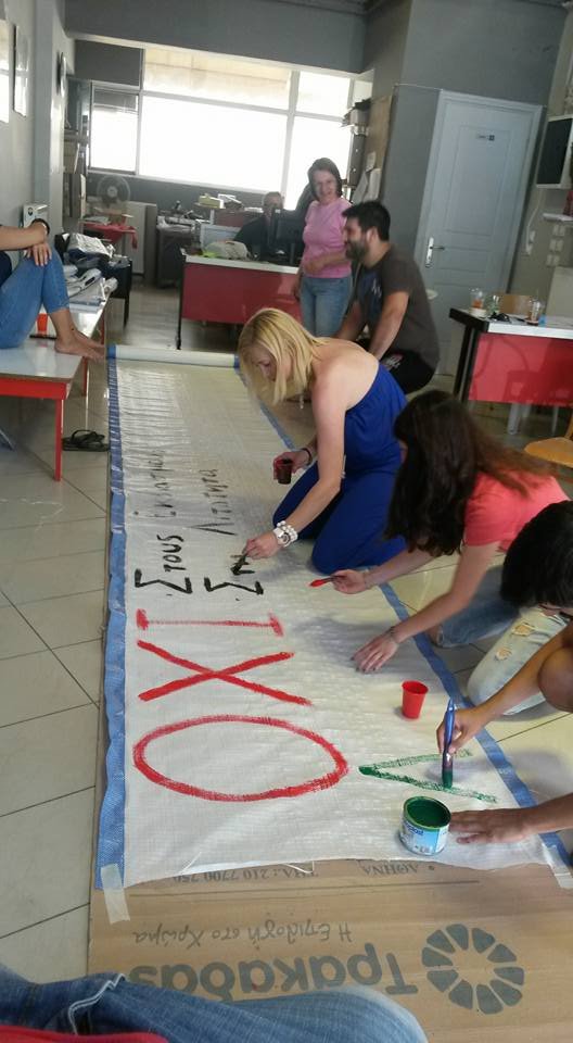 Η Ραχήλ Μακρή, με στράπλες, βάφει πανό υπέρ του «όχι» [εικόνες] | iefimerida.gr 1