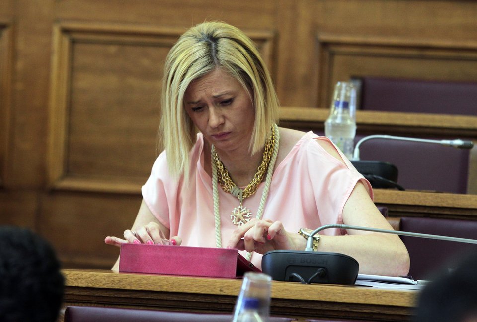 Ροζ νύχια, ροζ φόρεμα, ροζ iPad: Η Ραχήλ Μακρή λίγο πριν «πλακωθεί» με όλους στη Βουλή [εικόνες] | iefimerida.gr 2