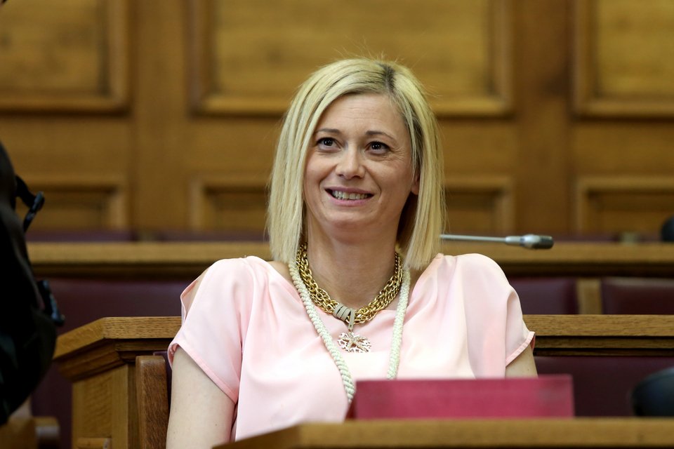 Ροζ νύχια, ροζ φόρεμα, ροζ iPad: Η Ραχήλ Μακρή λίγο πριν «πλακωθεί» με όλους στη Βουλή [εικόνες] | iefimerida.gr 0