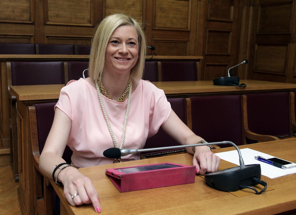 Ροζ νύχια, ροζ φόρεμα, ροζ iPad: Η Ραχήλ Μακρή λίγο πριν «πλακωθεί» με όλους στη Βουλή [εικόνες] | iefimerida.gr 1