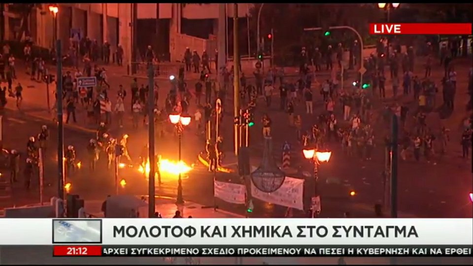 Επεισόδια με μολότοφ και χημικά στο κέντρο της Αθήνας -Εκαψαν βαν τηλεοπτικού σταθμού [εικόνες & βίντεο] | iefimerida.gr 11