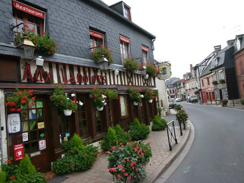 Τι φοράει ένας Γάλλος τουρίστας όταν πάει διακοπές στην σικ παραλία της Ντοβίλ [εικόνες] | iefimerida.gr 17