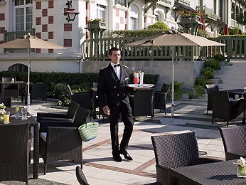 Τι φοράει ένας Γάλλος τουρίστας όταν πάει διακοπές στην σικ παραλία της Ντοβίλ [εικόνες] | iefimerida.gr 20