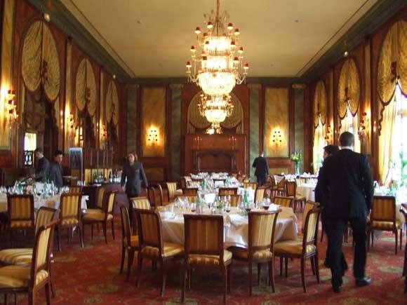 Τι φοράει ένας Γάλλος τουρίστας όταν πάει διακοπές στην σικ παραλία της Ντοβίλ [εικόνες] | iefimerida.gr 21