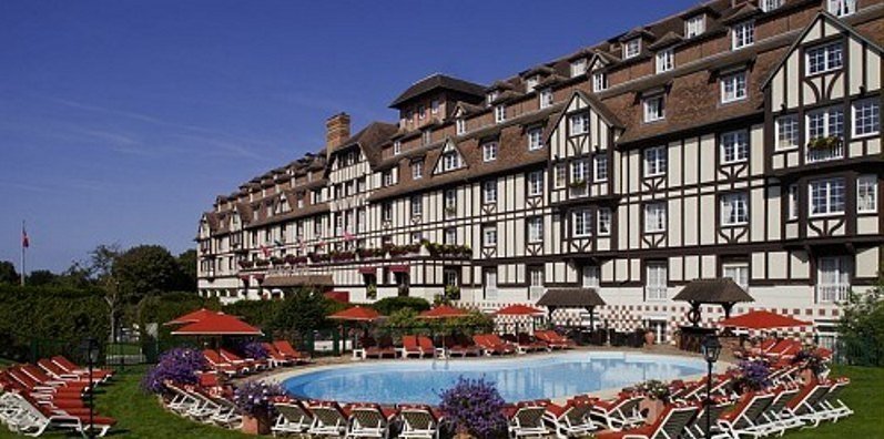 Τι φοράει ένας Γάλλος τουρίστας όταν πάει διακοπές στην σικ παραλία της Ντοβίλ [εικόνες] | iefimerida.gr 22