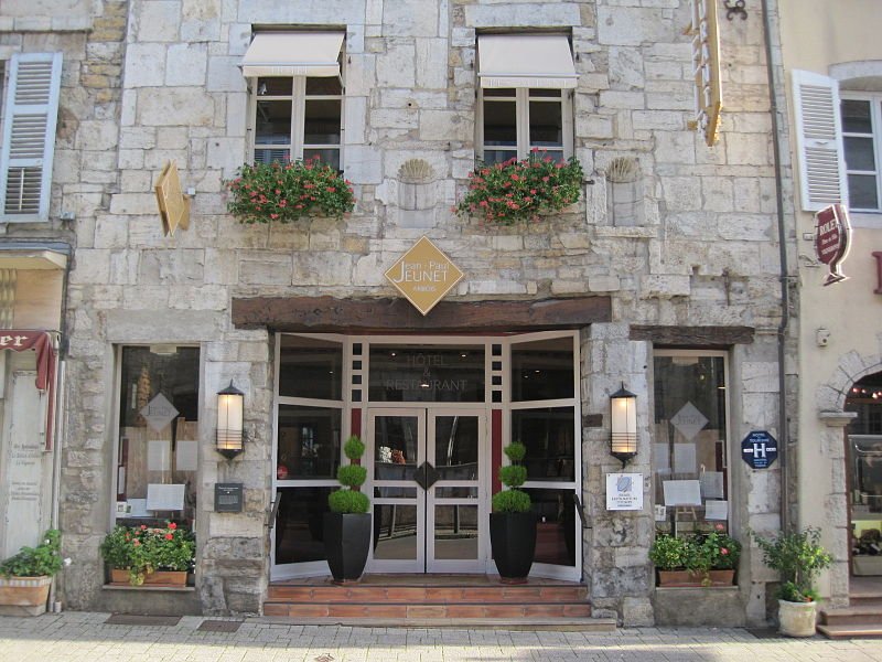 Τι φοράει ένας Γάλλος τουρίστας όταν πάει διακοπές στην σικ παραλία της Ντοβίλ [εικόνες] | iefimerida.gr 18