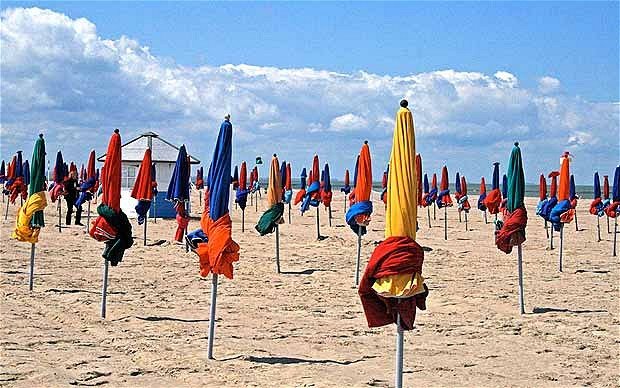 Τι φοράει ένας Γάλλος τουρίστας όταν πάει διακοπές στην σικ παραλία της Ντοβίλ [εικόνες] | iefimerida.gr 16