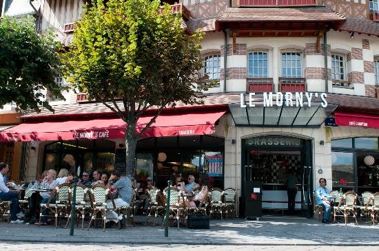 Τι φοράει ένας Γάλλος τουρίστας όταν πάει διακοπές στην σικ παραλία της Ντοβίλ [εικόνες] | iefimerida.gr 19