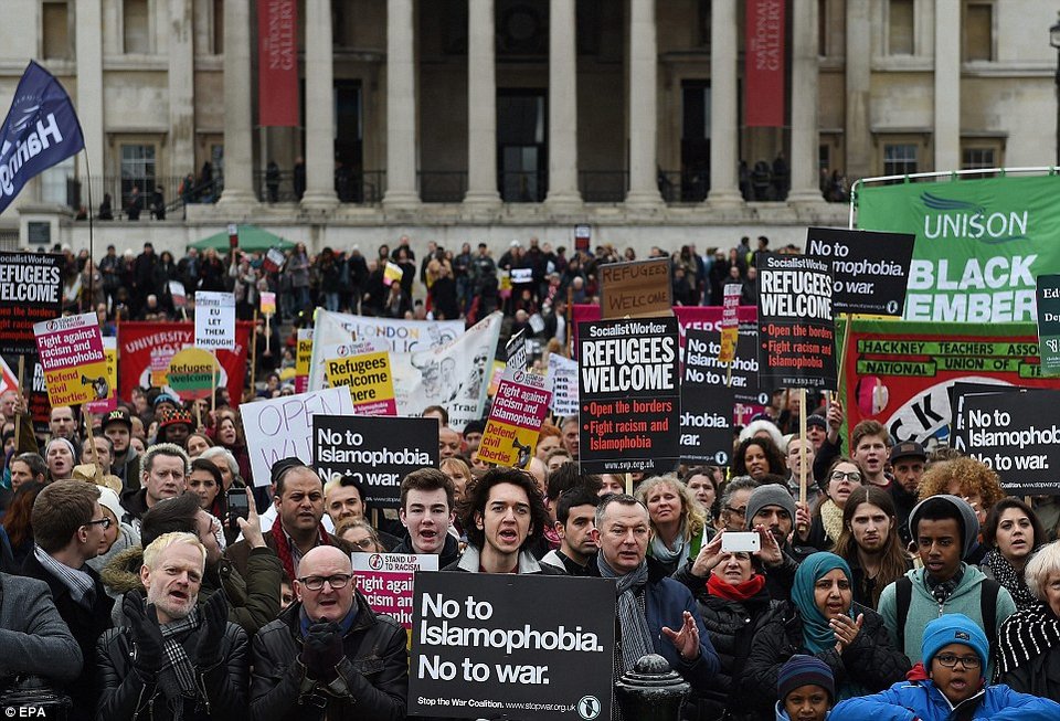 Διαδηλώσεις υπέρ των προσφύγων στην Ευρώπη -Χιλιάδες άνθρωποι στους δρόμους [εικόνες]   | iefimerida.gr 4