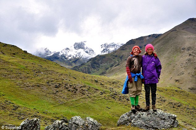 Σταμάτησαν το σχολείο και ταξιδεύουν ανά τον κόσμο -Η εναλλακτική εκπαίδευση που διάλεξαν γονείς για τα παιδιά τους [εικόνες] | iefimerida.gr 0