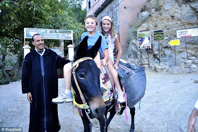 Σταμάτησαν το σχολείο και ταξιδεύουν ανά τον κόσμο -Η εναλλακτική εκπαίδευση που διάλεξαν γονείς για τα παιδιά τους [εικόνες] | iefimerida.gr 9