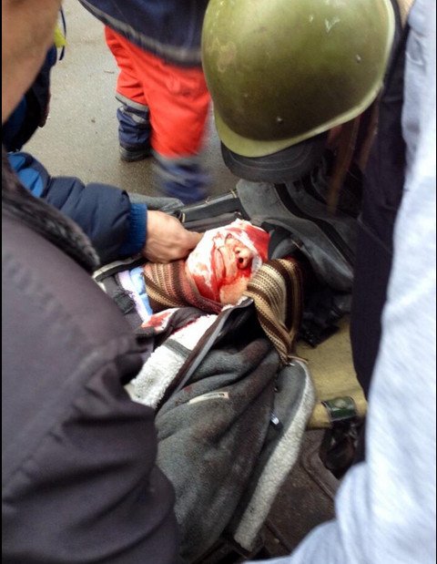 Σώματα καλυμμένα με κουβέρτες στους δρόμους του Κιέβου - Εκτός ελέγχου οι ταραχές, πυροβολισμοί μέσα σε ξενοδοχείο [εικόνες] | iefimerida.gr 1