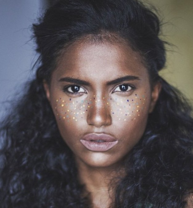 Ψεύτικες χρωματιστές φακίδες -Κι όμως, είναι η νέα τάση στο μακιγιάζ [εικόνες] | iefimerida.gr 3