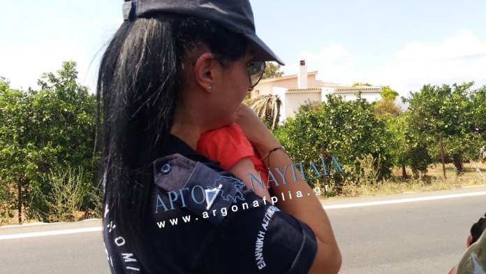 Viral: Αστυνομικός στο Ναύπλιο ηρεμεί με αγκαλιά μωρό, μετά από τροχαίο [βίντεο] | iefimerida.gr 3