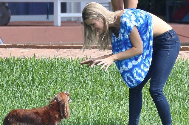 Παίζει με το σκυλάκι της και της φεύγει η μπλούζα [εικόνες] | iefimerida.gr 1