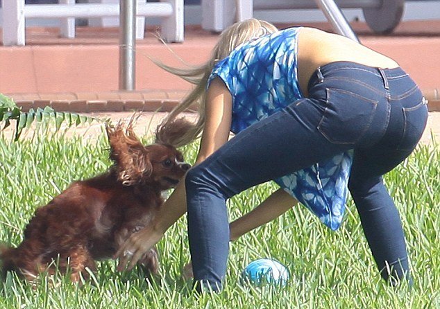 Παίζει με το σκυλάκι της και της φεύγει η μπλούζα [εικόνες] | iefimerida.gr 3