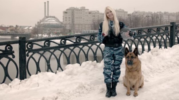 Ρωσικό κανάλι έκανε την Ημέρα της Γυναίκας... στρατιωτική γιορτή -Ευχήθηκε με όπλα | iefimerida.gr 0