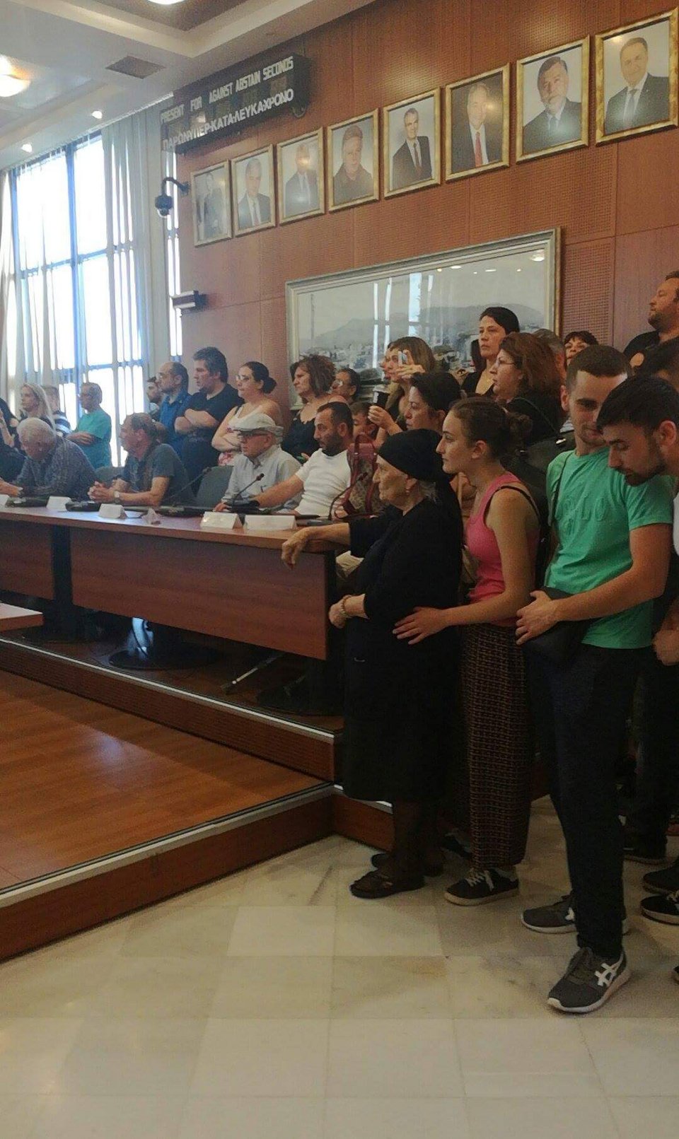 Ενταση στο δημοτικό συμβούλιο Αχαρνών -Ετοιμάζονται να αποκλείσουν δρόμους οι κάτοικοι [εικόνες & βίντεο] | iefimerida.gr 3