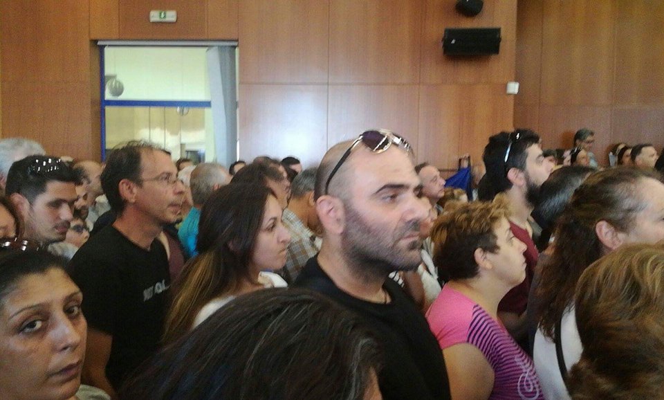 Ενταση στο δημοτικό συμβούλιο Αχαρνών -Ετοιμάζονται να αποκλείσουν δρόμους οι κάτοικοι [εικόνες & βίντεο] | iefimerida.gr 2