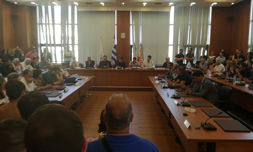 Ενταση στο δημοτικό συμβούλιο Αχαρνών -Ετοιμάζονται να αποκλείσουν δρόμους οι κάτοικοι [εικόνες & βίντεο] | iefimerida.gr 1