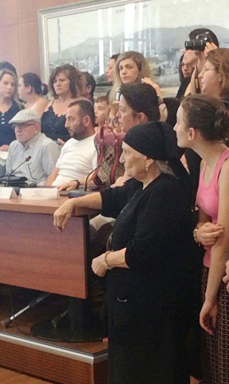 Ενταση στο δημοτικό συμβούλιο Αχαρνών -Ετοιμάζονται να αποκλείσουν δρόμους οι κάτοικοι [εικόνες & βίντεο] | iefimerida.gr 4