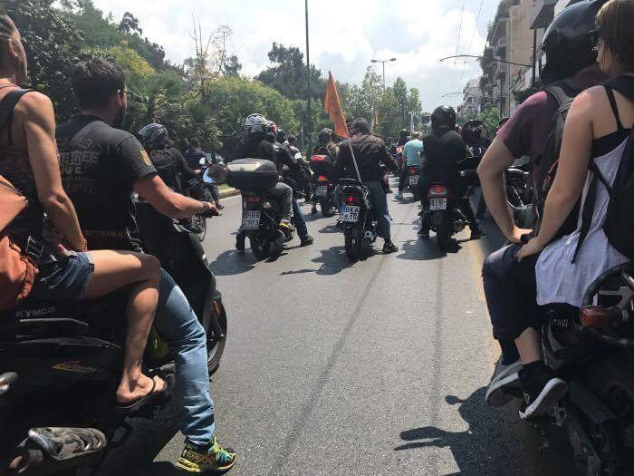 Η Αθήνα γέμισε μηχανάκια: Μοτοπορεία των διανομέων -Κυκλοφοριακά προβλήματα στο κέντρο [εικόνες & βίντεο] | iefimerida.gr 2