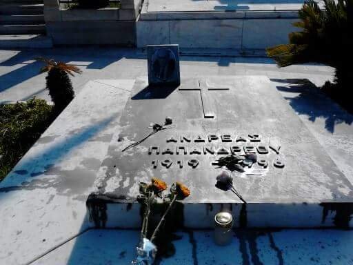 Βεβήλωσαν τον τάφο του Ανδρέα Παπανδρέου – Αγνωστοι έριξαν μπογιά [εικόνα] | iefimerida.gr 0