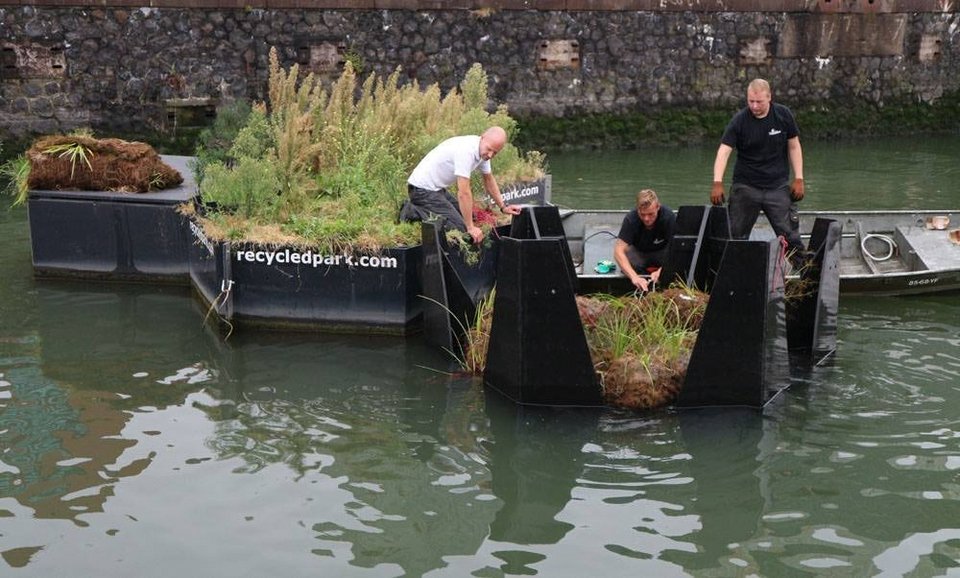 Μάζεψαν τα σκουπίδια από το λιμάνι του Ρότερνταμ και έφτιαξαν πλωτό πάρκο [βίντεο] | iefimerida.gr 1