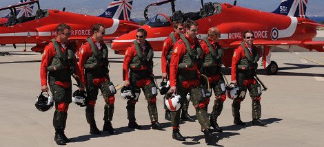 Εναέριο υπερθέαμα στην Αθήνα με τη συμμετοχή των «Red Arrows» της Βρετανικής Αεροπορίας [εικόνες] | iefimerida.gr 1